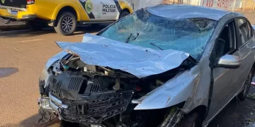 Motorista com 750 kg de maconha tenta fugir da polícia, cai com carro em barranco e morre após confronto armado, no Paraná