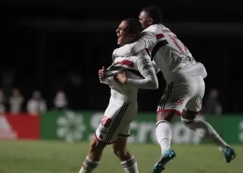 Após susto, São Paulo faz 4, bate São Bernardo e está na semifinal do Paulistão