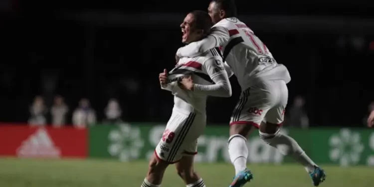 Após susto, São Paulo faz 4, bate São Bernardo e está na semifinal do Paulistão