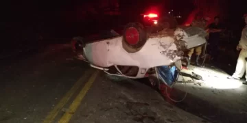 Homem morre e 3 pessoas ficam feridas após carro capotar na PR-340, em Tibagi