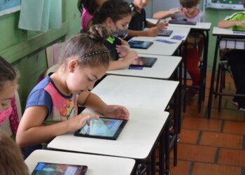 Secretaria de Educação entrega tablets para escolas