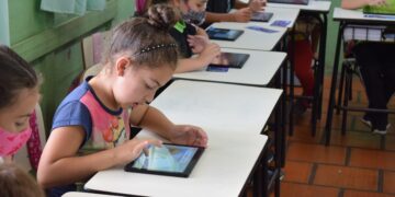 Secretaria de Educação entrega tablets para escolas