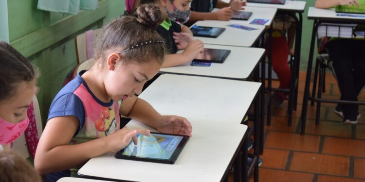 Secretaria de Educação entrega tablets para escolas