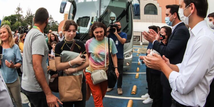Ucranianos chegam domingo (20) em Guarapuava. Paraná recebe 29 refugiados da guerra na Ucrânia e cria força-tarefa com serviços de apoio