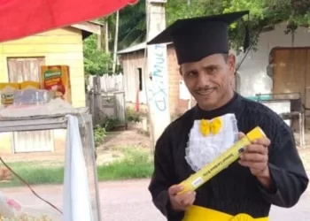Vendedor de pipoca de 52 anos realiza sonho de se formar na faculdade