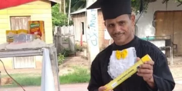 Vendedor de pipoca de 52 anos realiza sonho de se formar na faculdade