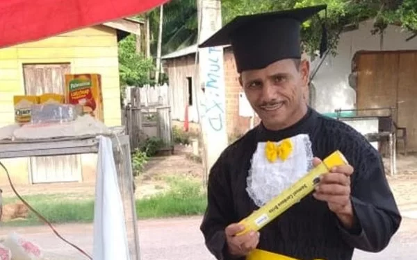 Vendedor de pipoca de 52 anos realiza sonho de se formar na faculdade