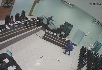 Vídeo mostra vereador apontando arma para colega durante briga em sessão na Câmara de Querência (MT)
