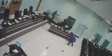 Vídeo mostra vereador apontando arma para colega durante briga em sessão na Câmara de Querência (MT)