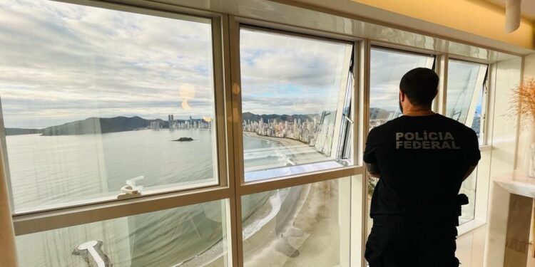 Grupo que comprava imóveis de luxo para lavar dinheiro do tráfico de drogas é alvo da PF