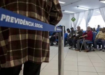 Aposentados do INSS começam a receber 1ª parcela do 13º salário nesta segunda (25)