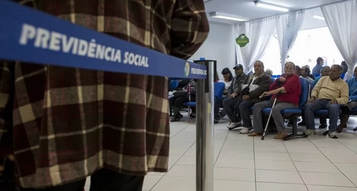 Aposentados do INSS começam a receber 1ª parcela do 13º salário nesta segunda (25)