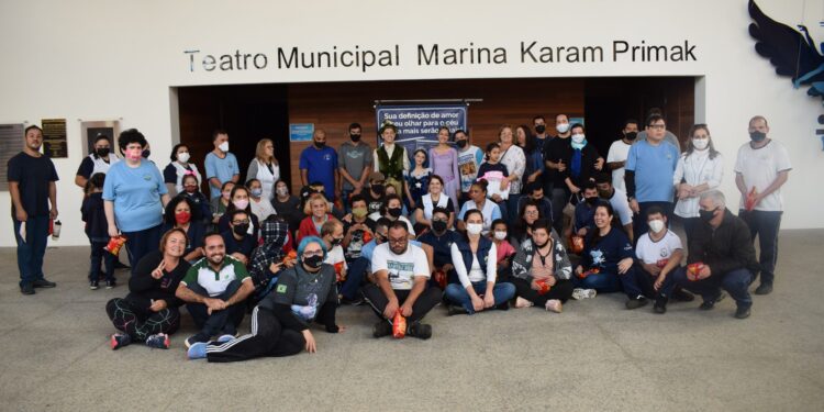 Teatro Municipal recebe alunos das escolas e da Apae