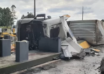 Motorista morre após bater caminhão em mureta de praça de pedágio desativada na BR-277