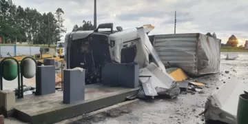 Motorista morre após bater caminhão em mureta de praça de pedágio desativada na BR-277