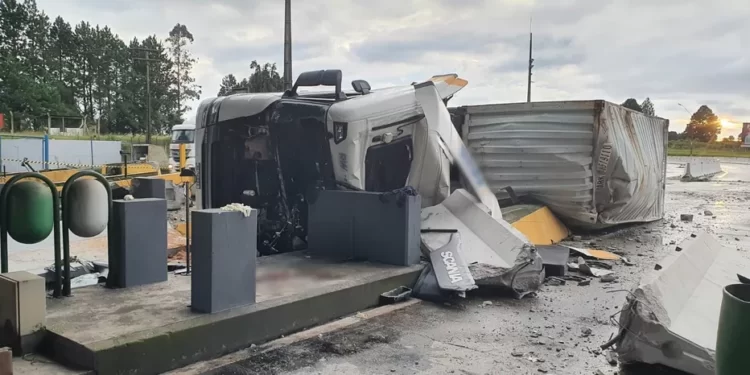 Motorista morre após bater caminhão em mureta de praça de pedágio desativada na BR-277