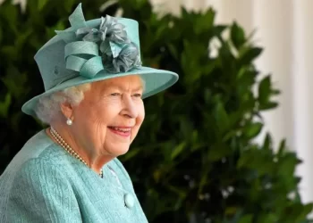 Rainha da Inglaterra, Elizabeth II não morreu e ‘Folha’ pede desculpas por erro