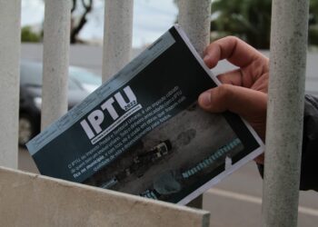 Moradores recebem carnês do IPTU