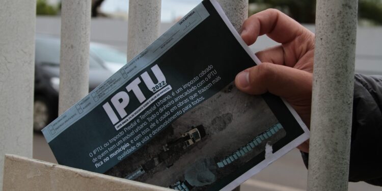Moradores recebem carnês do IPTU