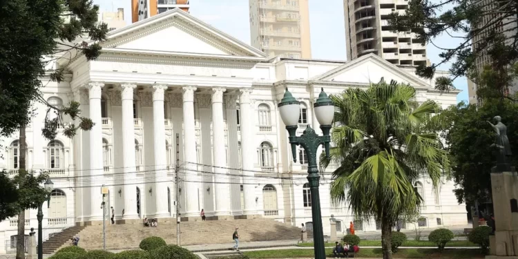 UFPR abre concurso para vagas de nível técnico e superior; saiba como se inscrever