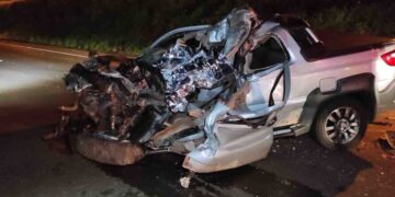 Motorista morre em colisão contra traseira de carreta no PR