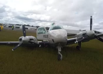 Avião que levava comandante da PM do Paraná apresenta problema na hora do pouso, em Curitiba; ninguém se feriu