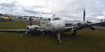 Avião que levava comandante da PM do Paraná apresenta problema na hora do pouso, em Curitiba; ninguém se feriu