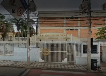 Diretor barra entrada de aluno trans em banheiro feminino e é afastado