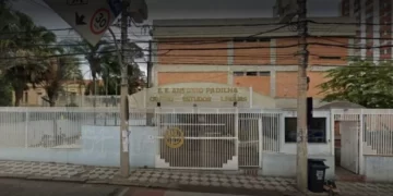 Diretor barra entrada de aluno trans em banheiro feminino e é afastado