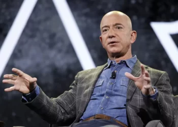 Jeff Bezos perde US$ 13 bilhões com queda nas ações da Amazon