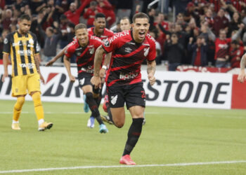 Na estreia de Carille, Athletico supera o The Strongest com gol de pênalti e vence a primeira na Libertadores