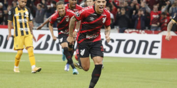 Na estreia de Carille, Athletico supera o The Strongest com gol de pênalti e vence a primeira na Libertadores