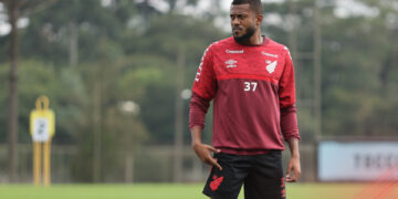 São Paulo x Athletico: onde assistir, escalações e duelo de times pressionados