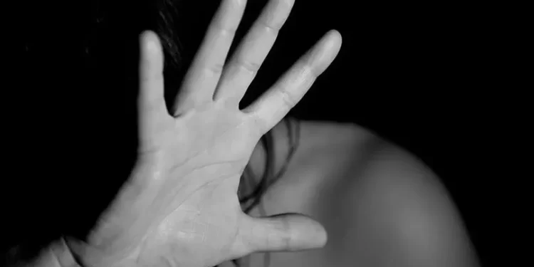 Mãe nega dinheiro a filho usuário de drogas e é agredida dentro de casa em Califórnia