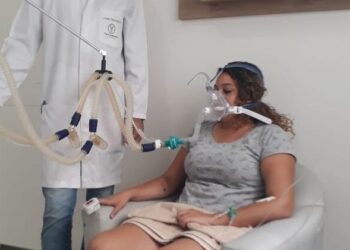 Jovem faz alerta após ser internada por uso de cigarro eletrônico