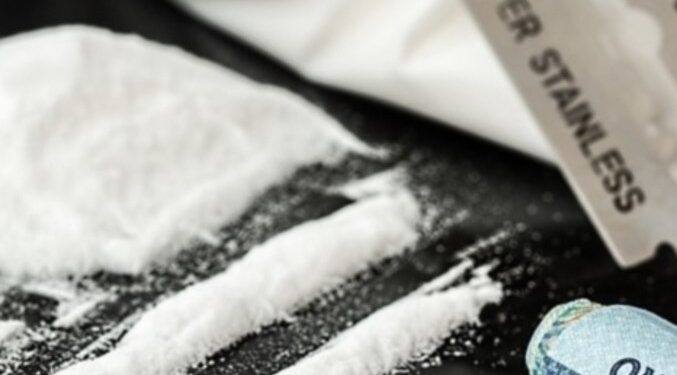 “Desculpe o incômodo, mas podemos apreender suas drogas, por favor?”