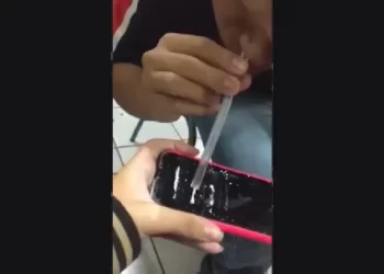 Cheirar pó de corretivo líquido vira moda entre estudantes e especialistas alertam sobre os riscos