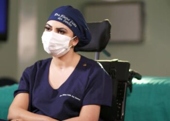 Estudante com tetraparesia aprende a “falar” só mexendo os olhos e se forma em Medicina no Paraná