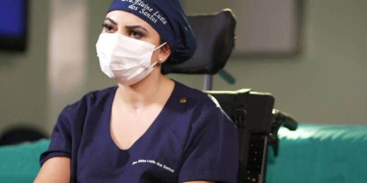 Estudante com tetraparesia aprende a “falar” só mexendo os olhos e se forma em Medicina no Paraná