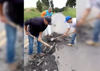 Descaso: Moradores arrumam rodovia estadual no Paraná por conta própria