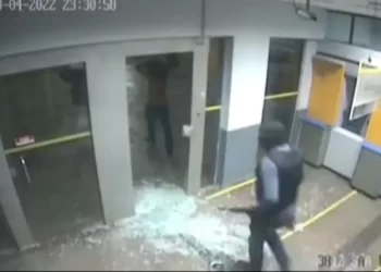Vídeo mostra explosão e reféns sendo obrigados por bandidos a entrar em banco durante assalto em Divinópolis
