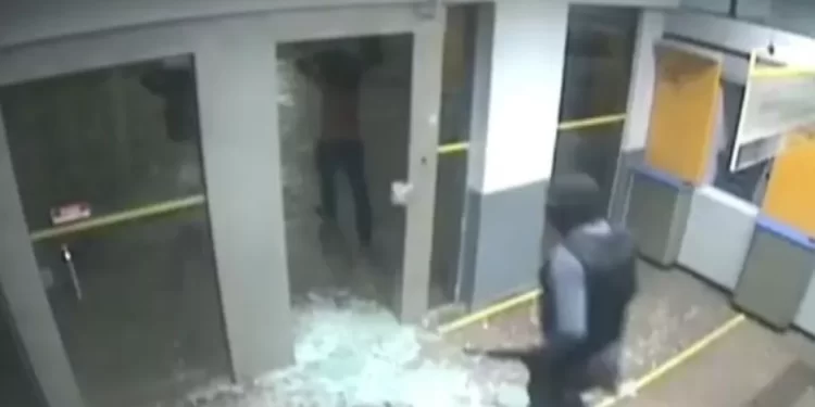 Vídeo mostra explosão e reféns sendo obrigados por bandidos a entrar em banco durante assalto em Divinópolis