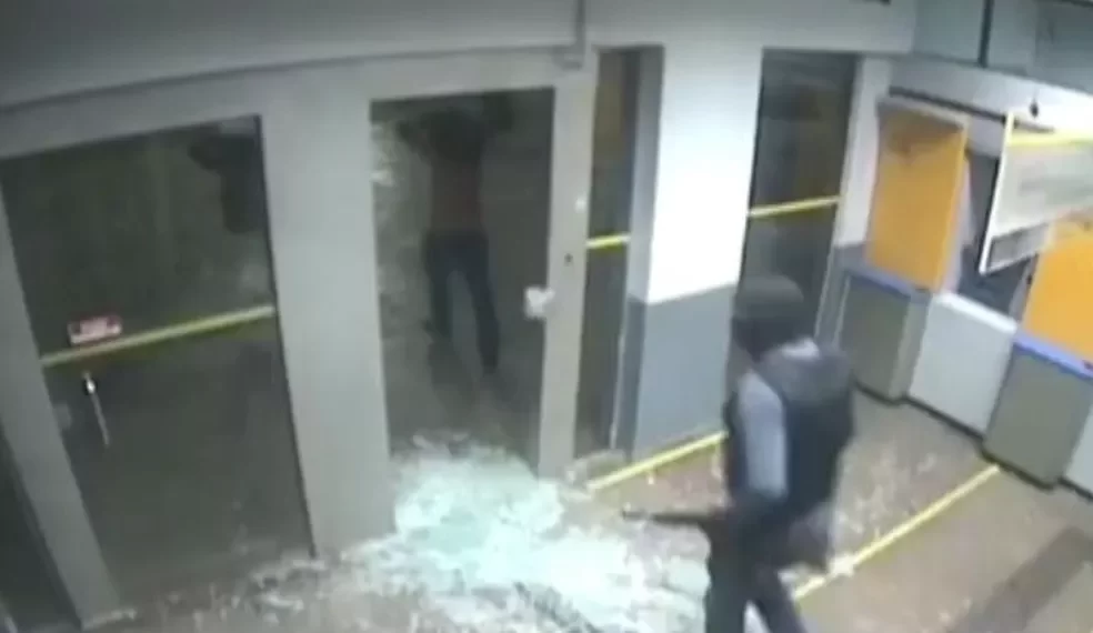 Vídeo mostra explosão e reféns sendo obrigados por bandidos a entrar em banco durante assalto em Divinópolis