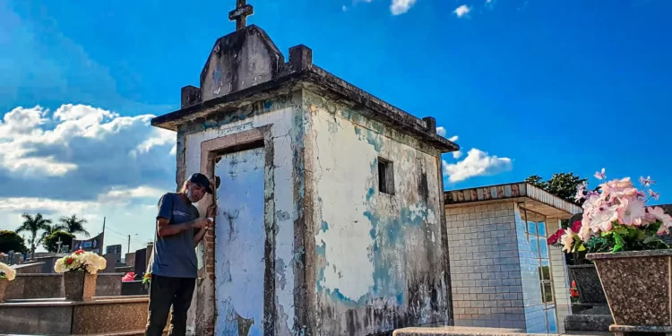Após 15 anos dormindo em sepultura, morador da região ganha casa, mas não abandona os mortos