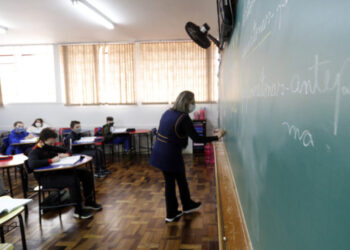 Professores estaduais do Paraná prometem paralisar escolas em 29 abril para ato no Centro Cívico