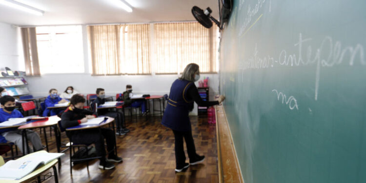 Professores estaduais do Paraná prometem paralisar escolas em 29 abril para ato no Centro Cívico