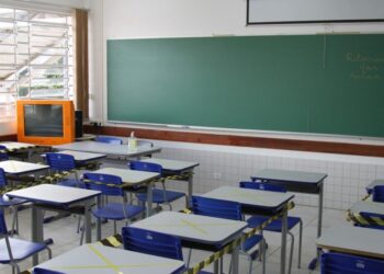 Alunos se recusam a assistir aulas pela TV em escolas estaduais do Paraná