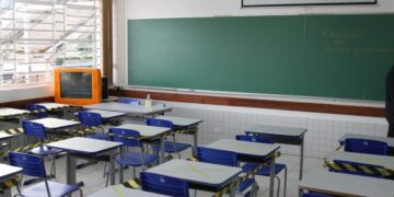 Alunos se recusam a assistir aulas pela TV em escolas estaduais do Paraná