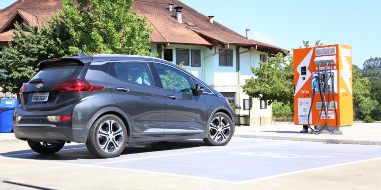 Copel amplia eletrovia para recarga de veículos elétricos até Londrina e Joinville