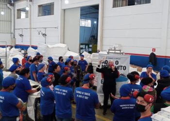 Campanha de conscientização para controle de focos da dengue promove palestras em empresas